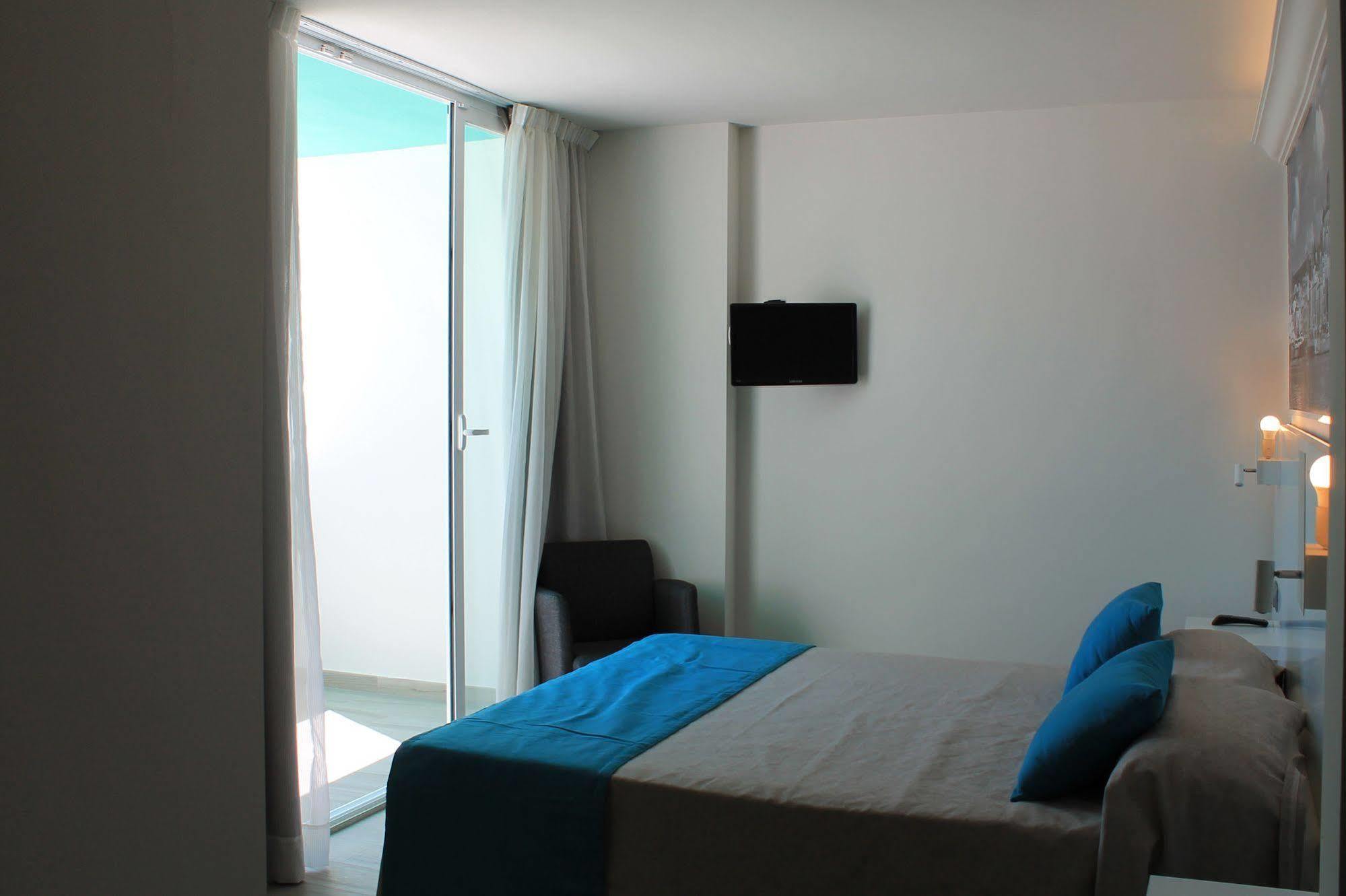 Apartamentos Bora Bora - Adults Only Playa d'en Bossa Esterno foto
